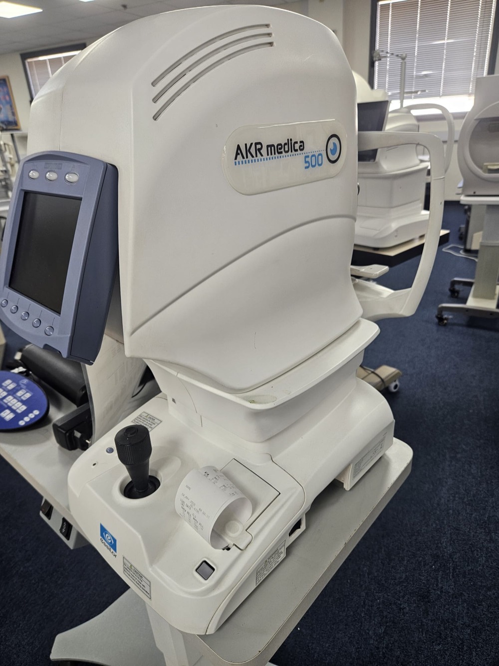 Essilor AKR medica 500 — אוטו קרטו-רפרקטומטר